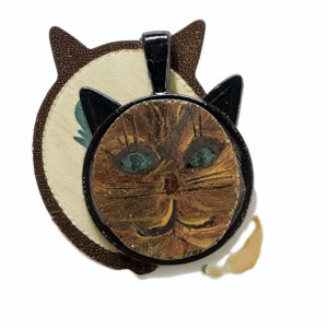Chat ironique, pendentif à la grisaille sur verre antique