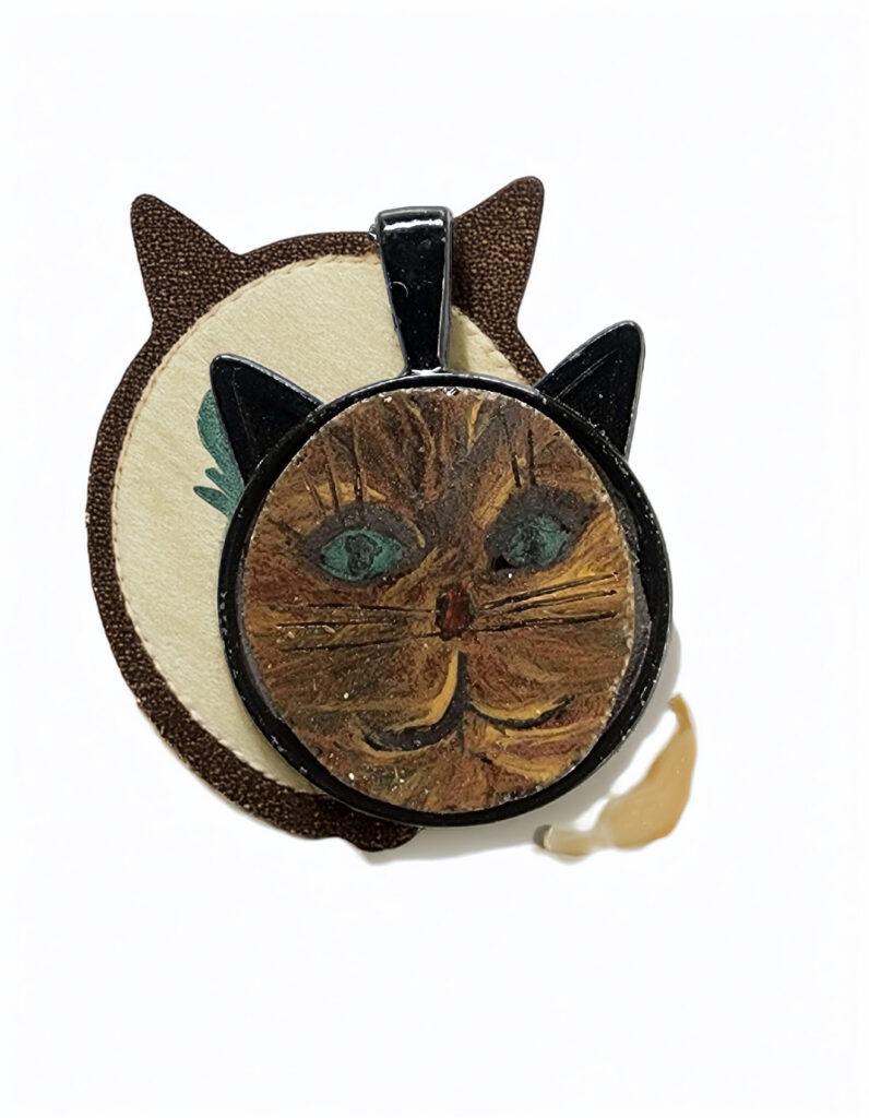 Chat ironique, pendentif à la grisaille sur verre antique