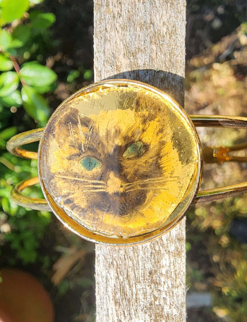 Bracelet avec un portrait de Chat au masque noir peint à la grisaille sur verre antique
