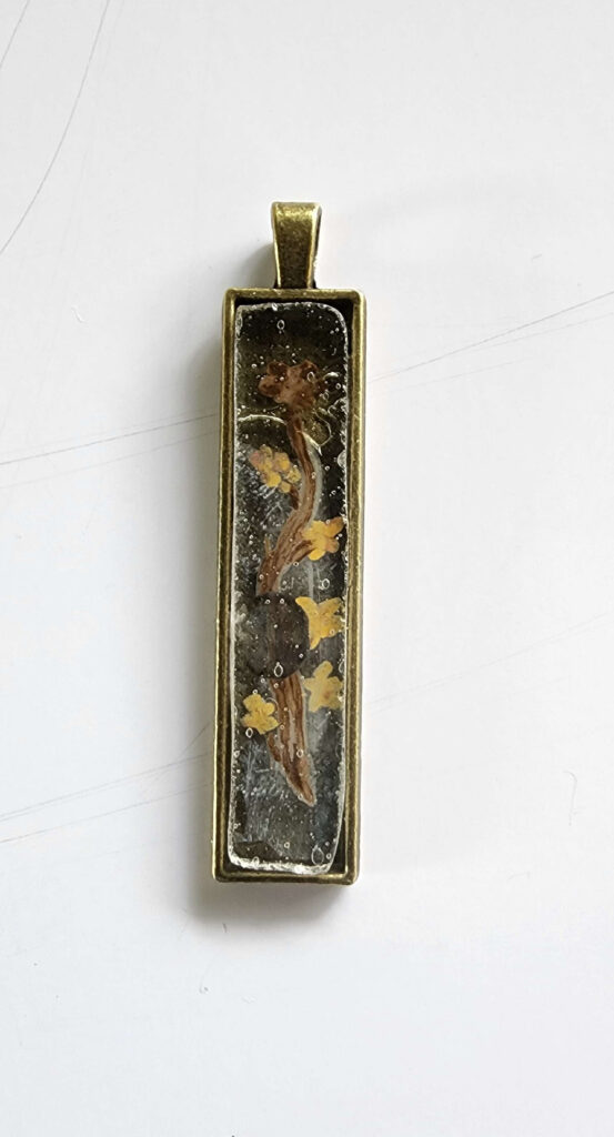 Pendentif en grisaille sur verre antique avec lys