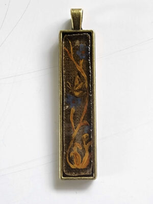 Pendentif en grisaille sur verre antique avec papillon