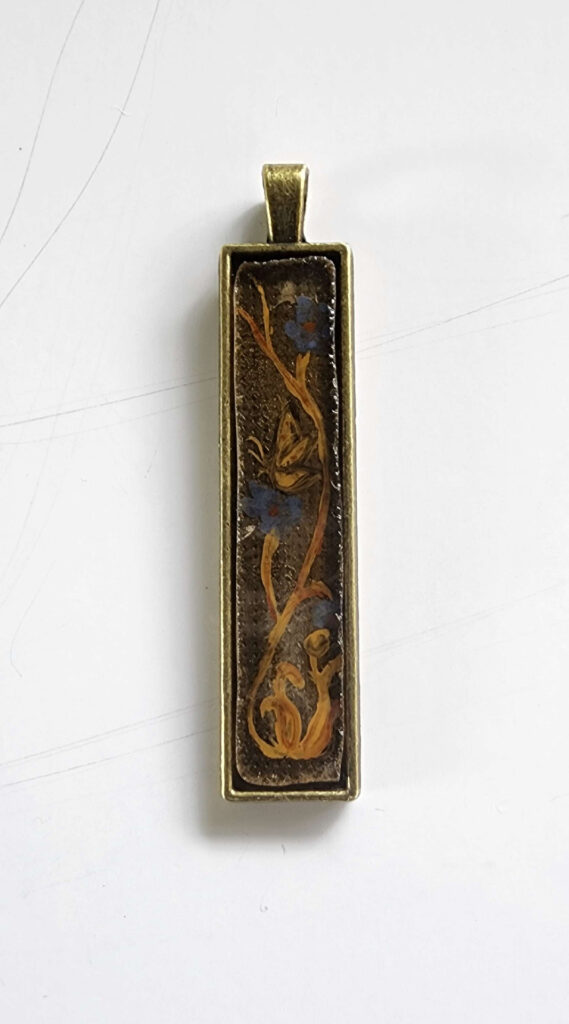 Pendentif en grisaille sur verre antique avec papillon