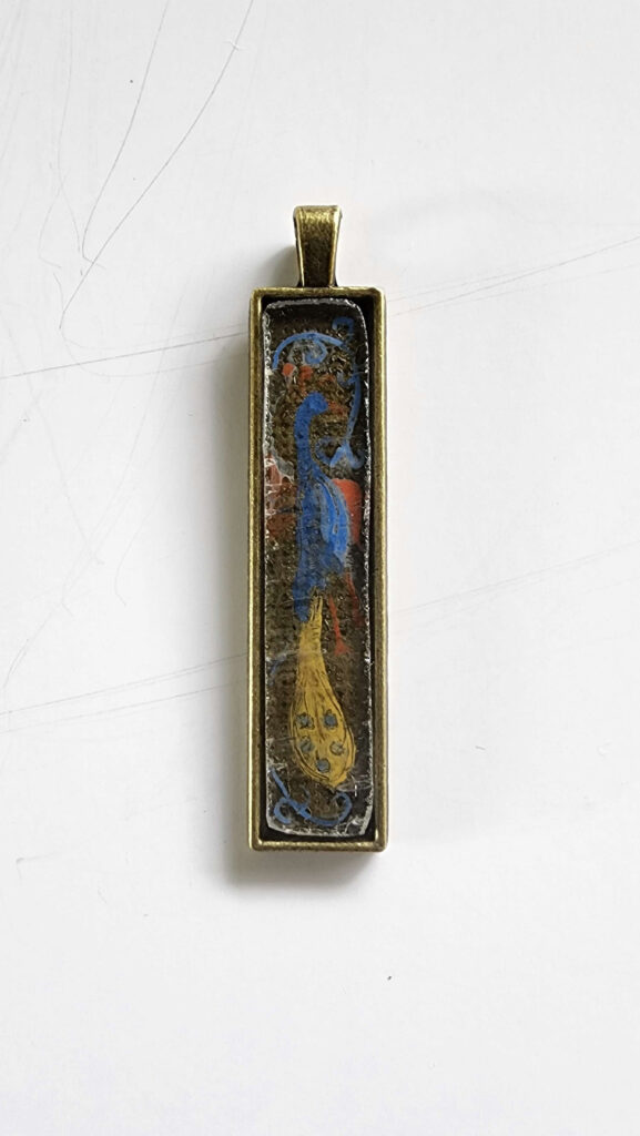 Pendentif en grisaille sur verre antique avec un paon