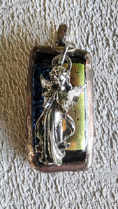 Bel ange sur verre dichroïque