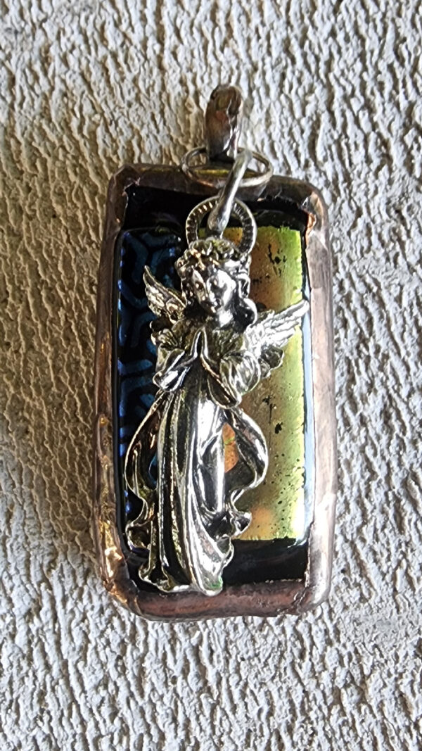 Bel ange sur verre dichroïque