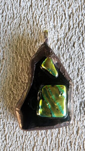 Ondes solaires, pendentif en verre dichroïque doré sur noir.