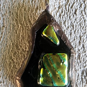 Ondes solaires, pendentif en verre dichroïque doré sur noir.