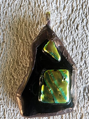 Ondes solaires, pendentif en verre dichroïque doré sur noir.
