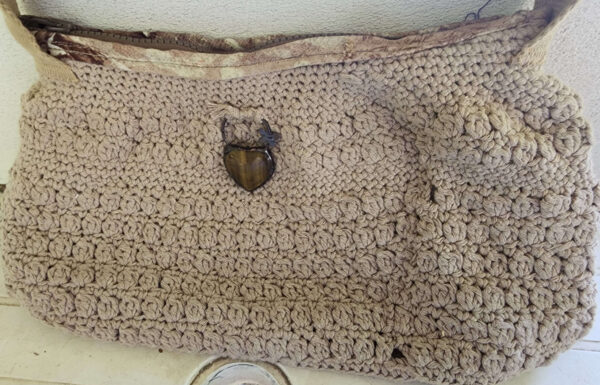Sac crocheté beige – Mémoire d’un gilet, élégance recyclée
