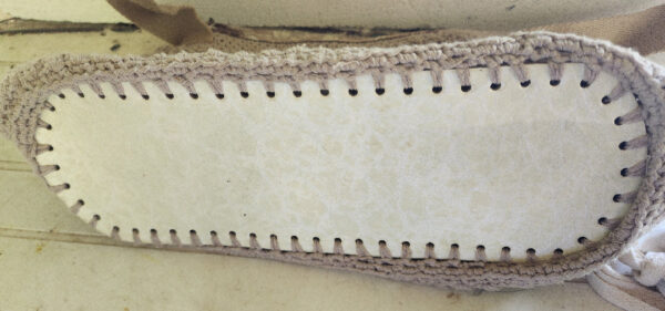 Sac crocheté beige – Mémoire d’un gilet, élégance recyclée