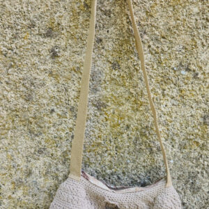 Sac au crochet beige breloque coeur