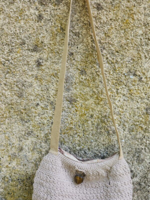 Sac au crochet beige breloque coeur