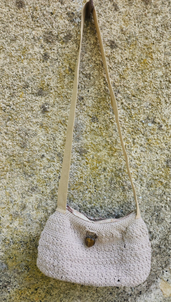 Sac au crochet beige breloque coeur