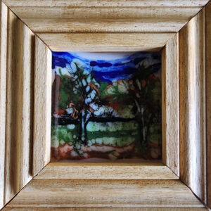 Deux arbres en coulisse, verre peint