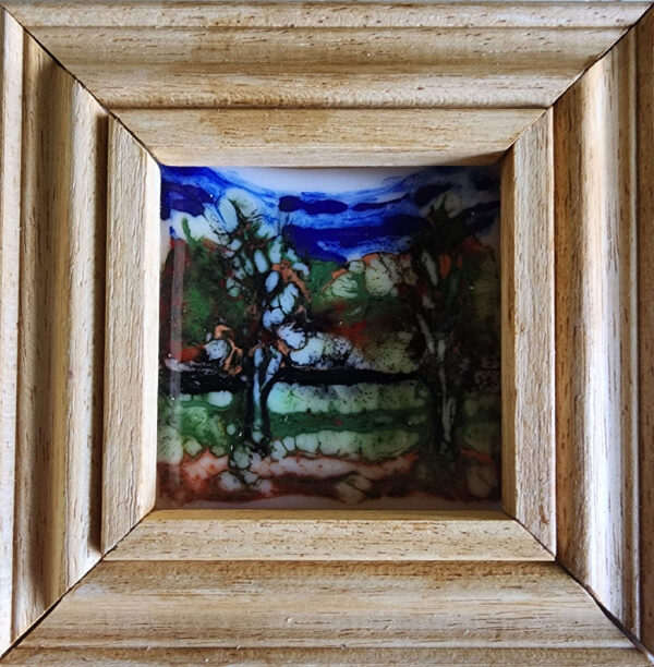 Deux arbres en coulisse, verre peint