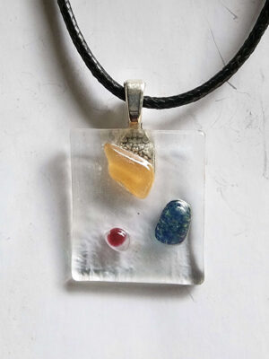 Pendentif Quel Eclat beige, bleu et petit rouge