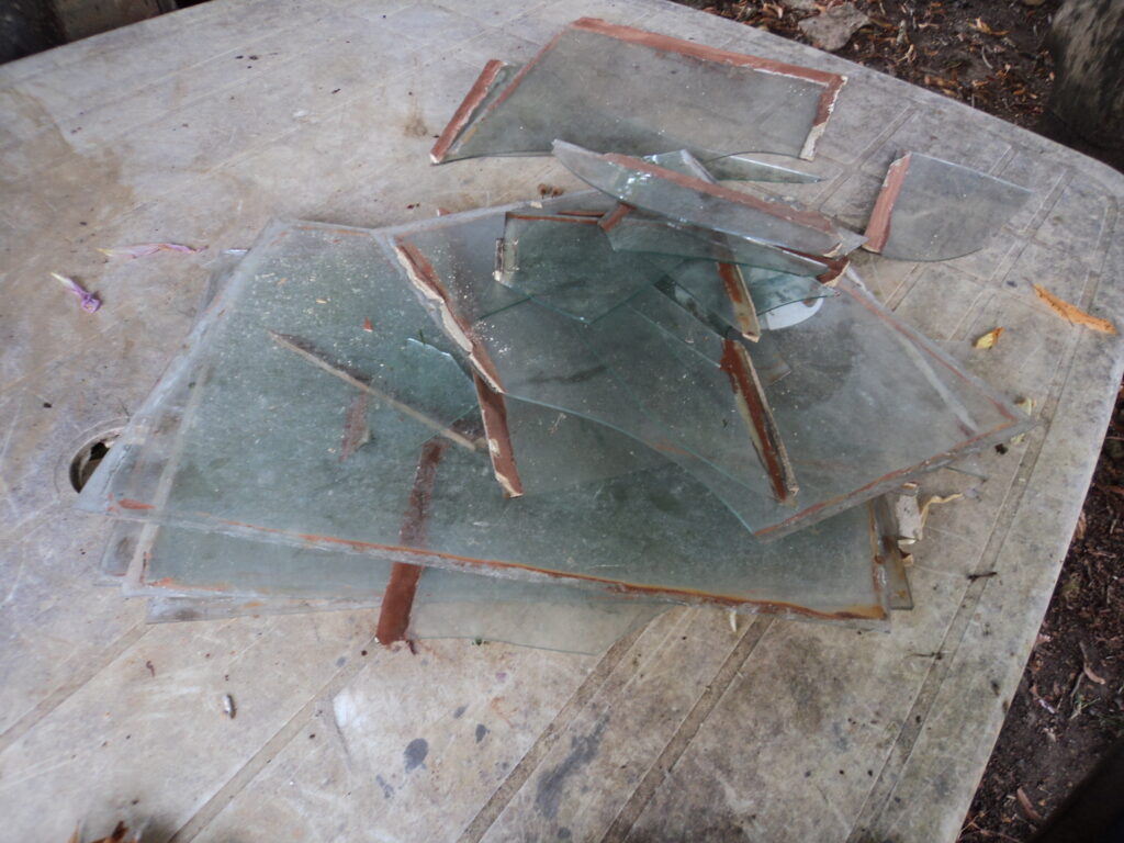 verre récupéré sur une vitrine cassée