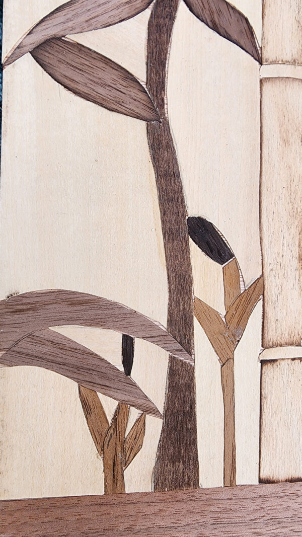 Marqueterie encadrée "Panda dans les bambous" – bois recyclé et loses de camembert