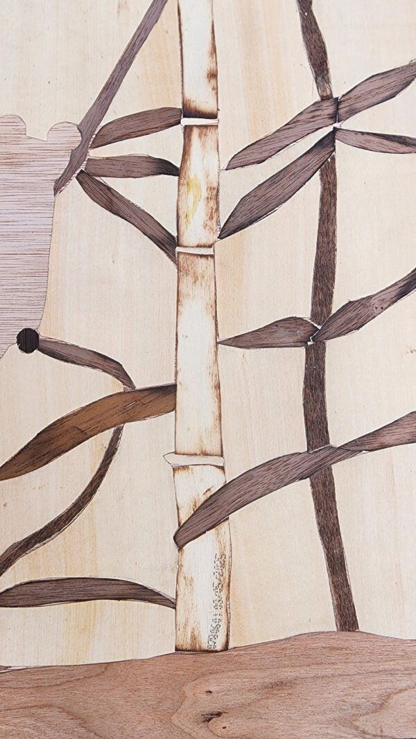 Marqueterie encadrée "Panda dans les bambous" – bois recyclé et loses de camembert