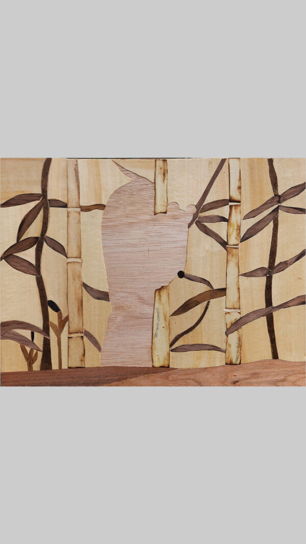 Marqueterie encadrée "Panda dans les bambous" – bois recyclé et loses de camembert