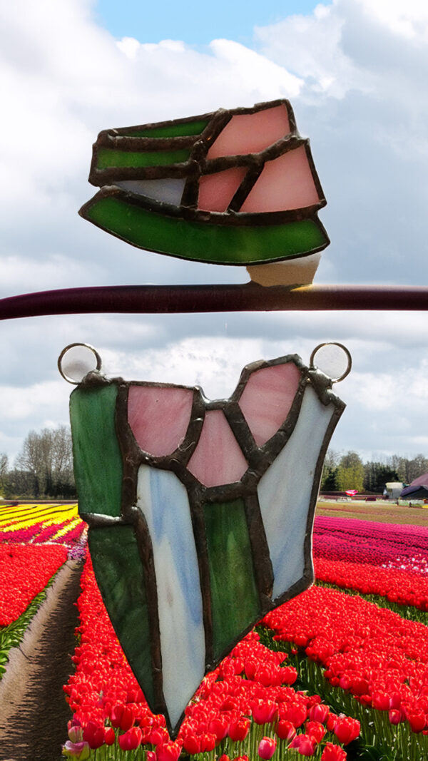 Parure tulipes fond tulipes v Parure tulipe – broche et collier en verre recyclé | Tulip jewelry set – brooch and necklace