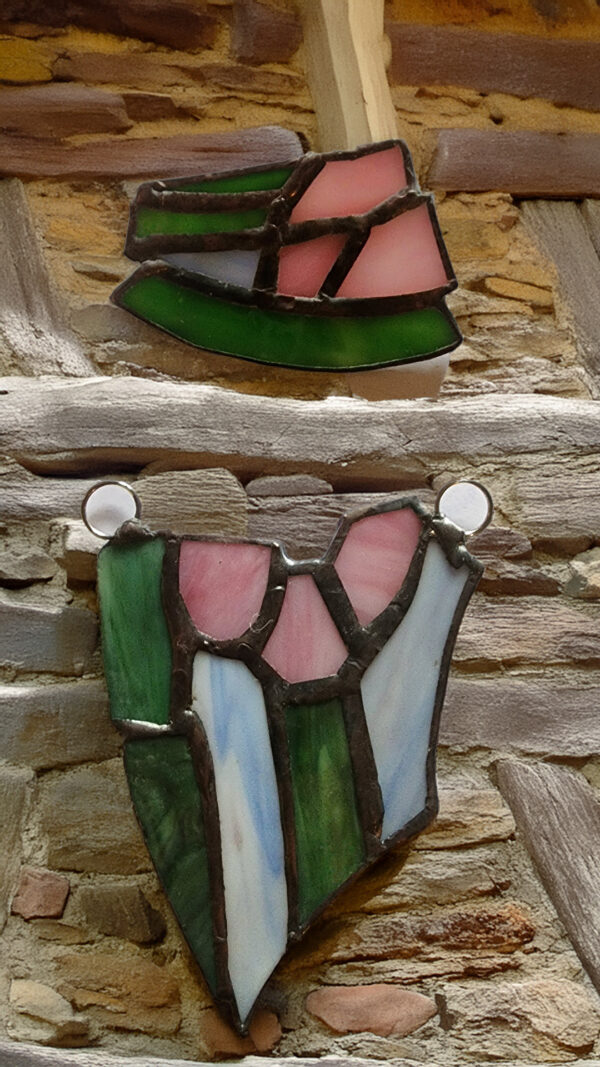 Parure tulipes sur mur v Parure tulipe – broche et collier en verre recyclé | Tulip jewelry set – brooch and necklace