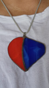 Pendentif Cœur vibrant bleu rouge