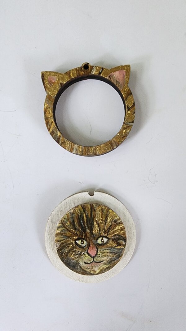 Poste – Chat solaire en tempera et feuille d’or / Solar Cat Pendant in Tempera & Gold Leaf