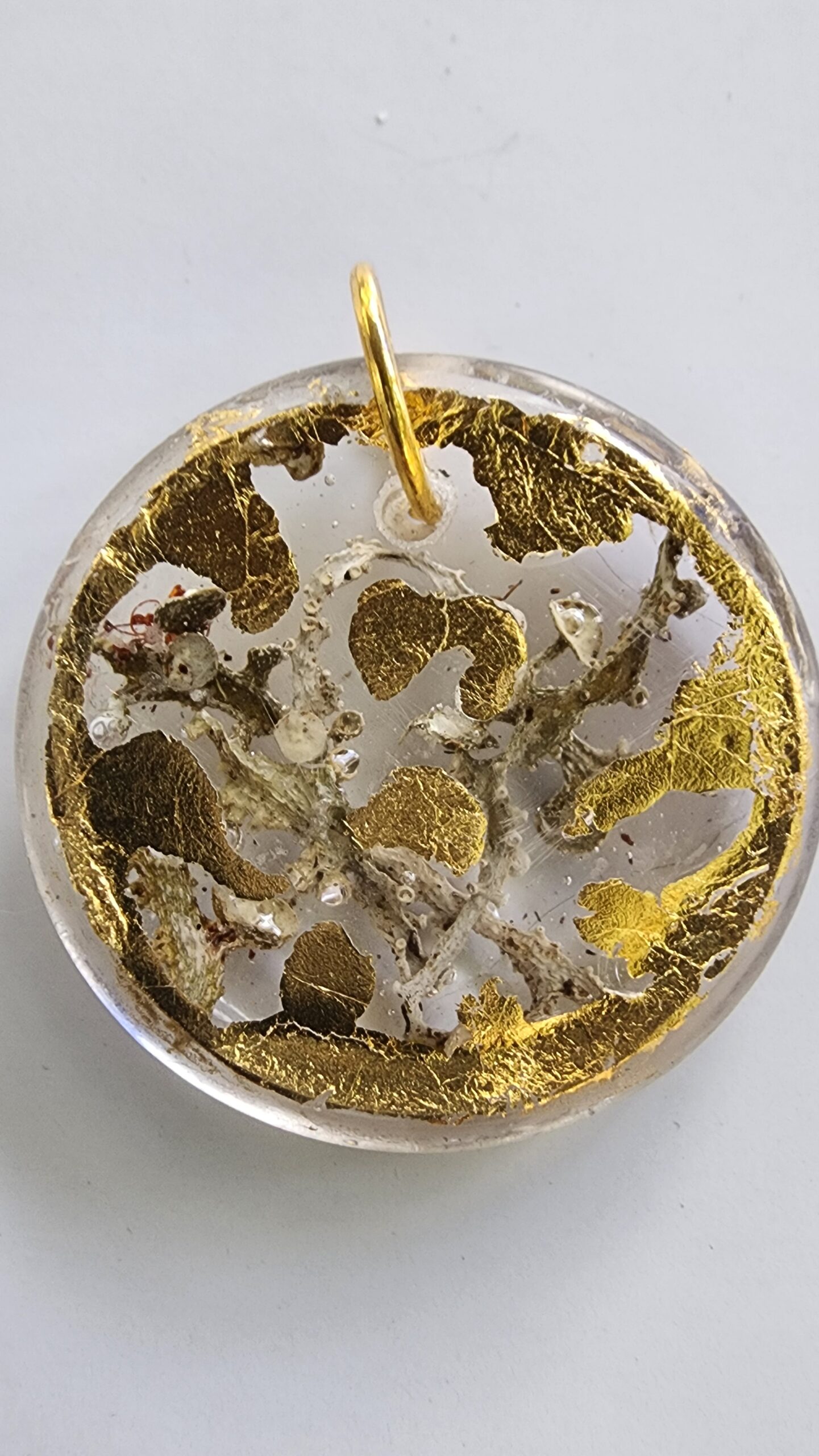 Pendentif inclusions mousse en résine et feuille d'or