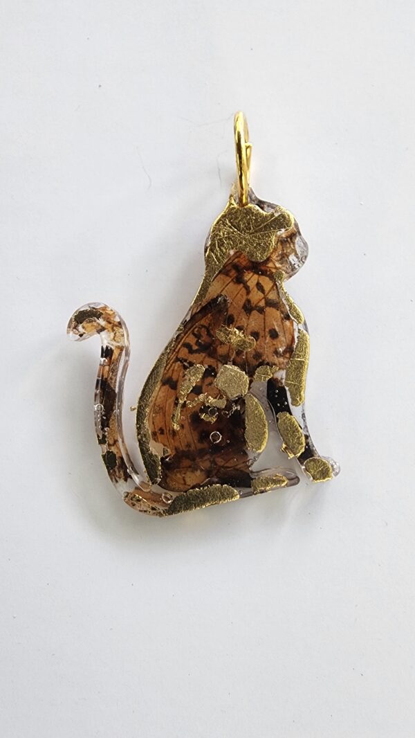 Aurea Felis, pendentif résine, aile de papillon et feuille d'or