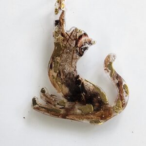 Chat P'Aile, pendentif résine, aile de papillon et feuille d'or