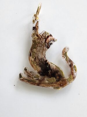 Chat P'Aile, pendentif résine, aile de papillon et feuille d'or