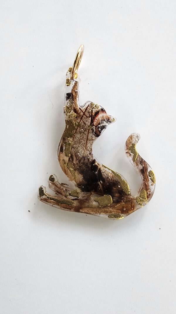 Chat P'Aile, pendentif résine, aile de papillon et feuille d'or