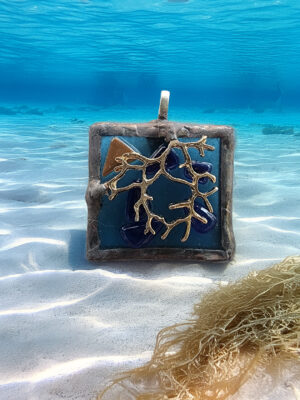 Arborescence marine, pendentif fusing et Tiffany Arborescence marine – Pendentif fusing sur verre recyclé, branche dorée soudée, montage Tiffany patiné cuivre