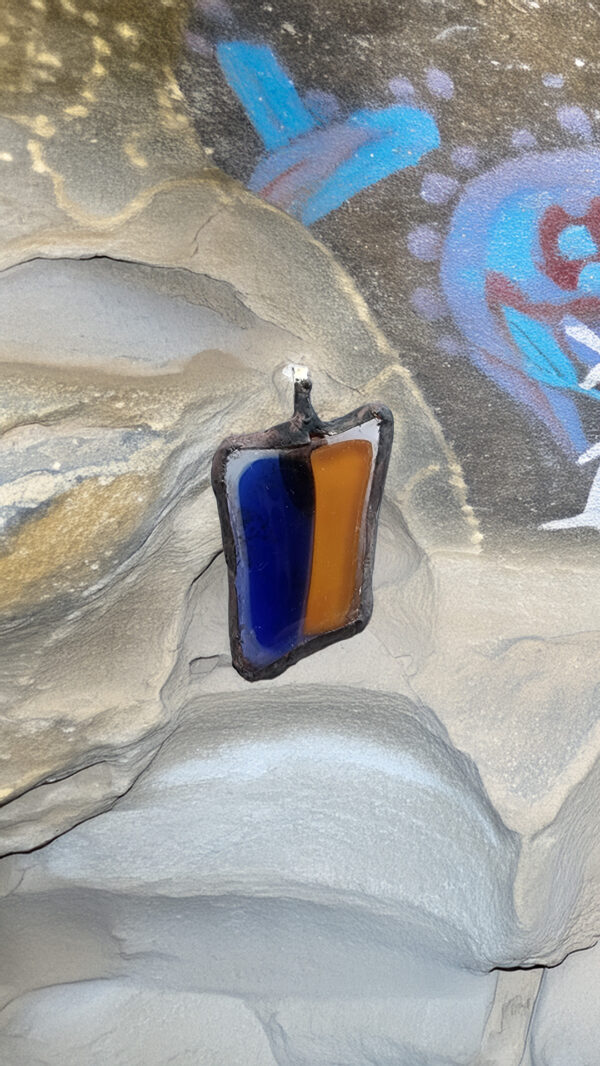 Biface de lumen, pendentif fusing et Tiffany 2 Biface de Lumen – Pendentif fusing bicolore sur verre recyclé, montage Tiffany