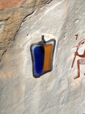 Biface de lumen, pendentif fusing et Tiffany Biface de Lumen – Pendentif fusing bicolore sur verre recyclé, montage Tiffany