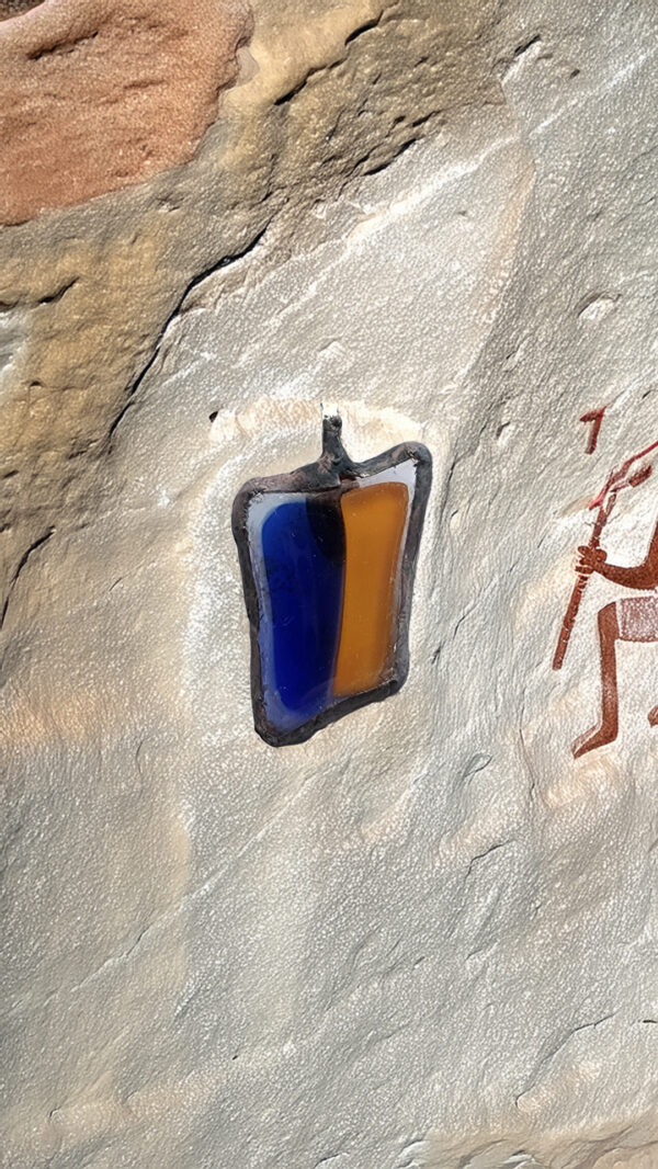 Biface de lumen, pendentif fusing et Tiffany Biface de Lumen – Pendentif fusing bicolore sur verre recyclé, montage Tiffany