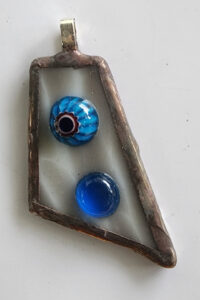 Bleu d’Atlantide pendentif en verre recyclé fusing monté Tiffany