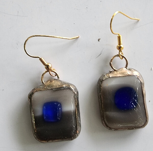 Boucles d'oreilles reflet d'azur Boucles d'oreilles verre bleu fondu sur gris
