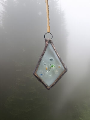 Brume de Lumen – Pendentif fusing sur verre recyclé, monture Tiffany