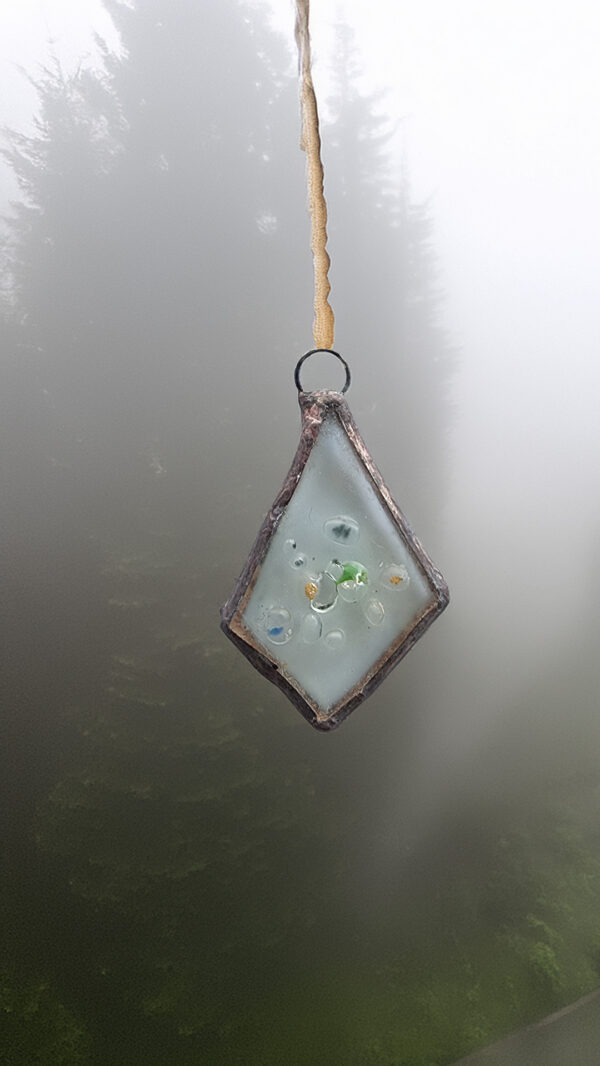 Brume de lumen, pendentif fusing et Tiffany Brume de Lumen – Pendentif fusing sur verre recyclé, monture Tiffany