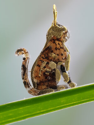 Aurea Felis, pendentif résine, aile de papillon et feuille d'or