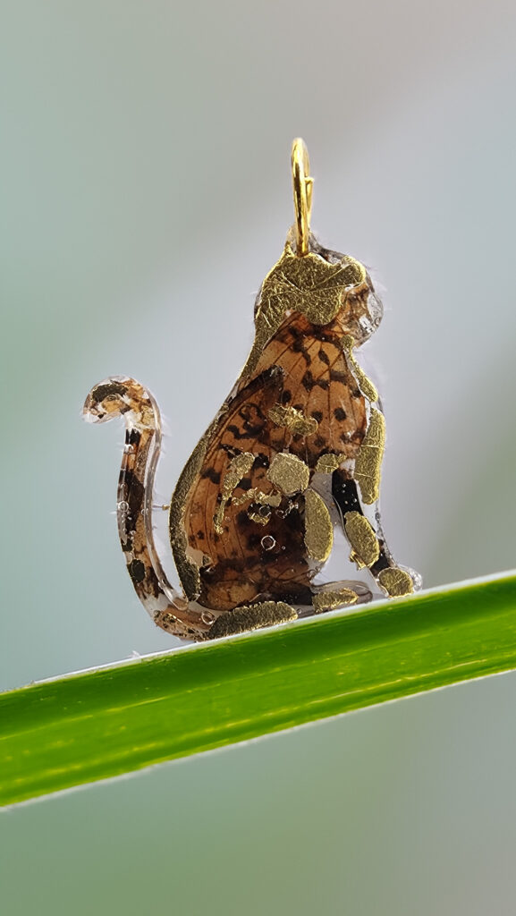 Aurea Felis, pendentif résine, aile de papillon et feuille d'or