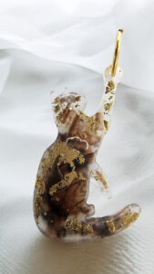 FélidAilé, pendentif en résine, aile de papillon et feuille d'or