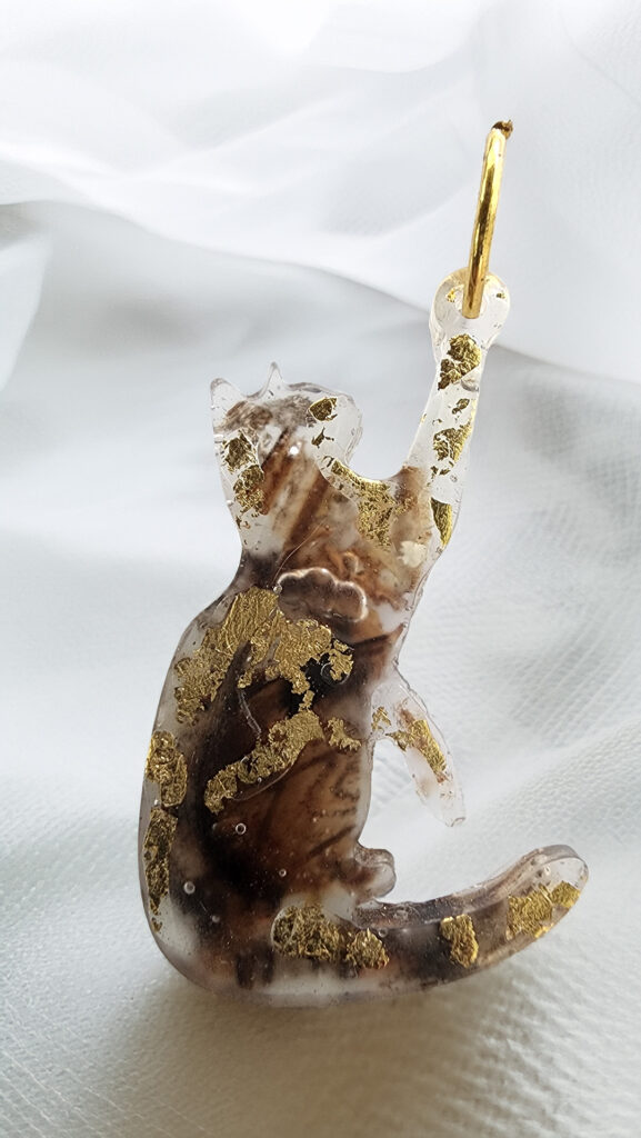 FélidAilé, pendentif en résine, aile de papillon et feuille d'or