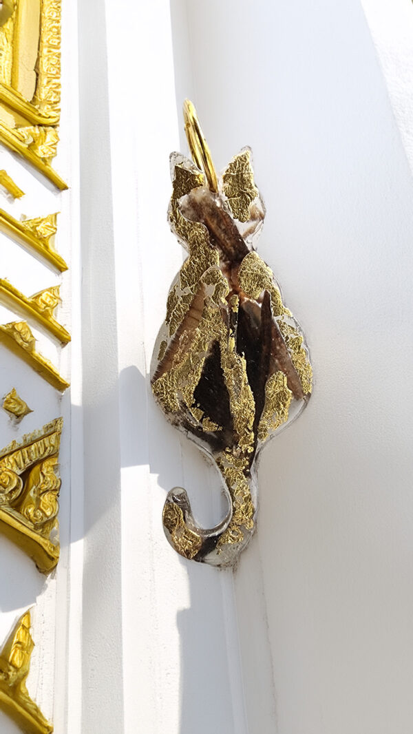 Chat'Pillon pendentif résine, ailes de papillon et feuille d'or
