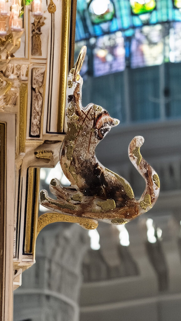 Chat P'AIle, pendentif résine, aile de papillon et feuille d'or