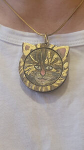 Poste, pendentif en bois, tempéra et feuille dorée