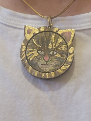 Poste, pendentif en bois, tempéra et feuille dorée