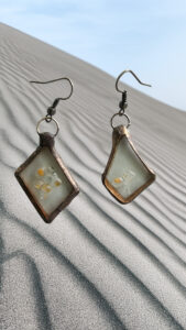 Éclats de dune, boucles d’oreilles fusing et tiffany
